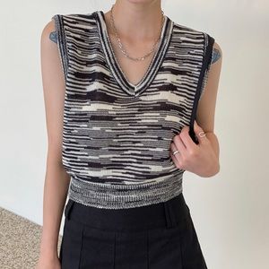 Black White Pattern V Neck Sweater Vest Cropped